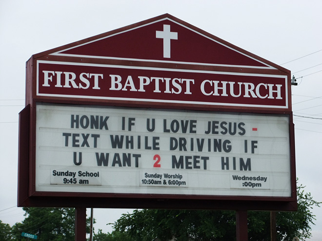 Gracioso cartel de la iglesia.