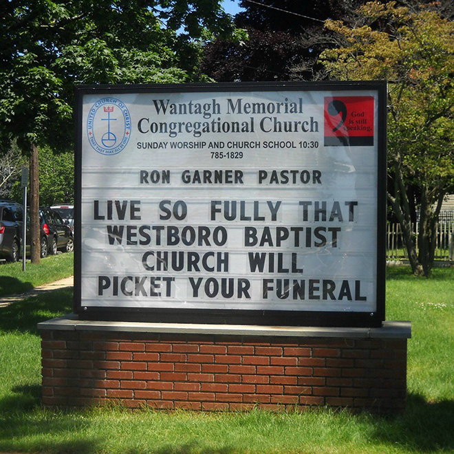 Gracioso cartel de la iglesia.