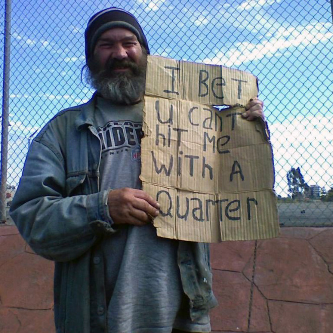 Divertido signo de personas sin hogar.