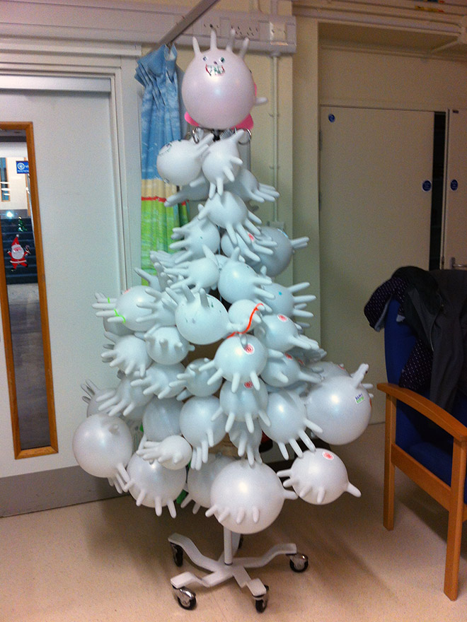 Brillante decoración navideña del hospital.