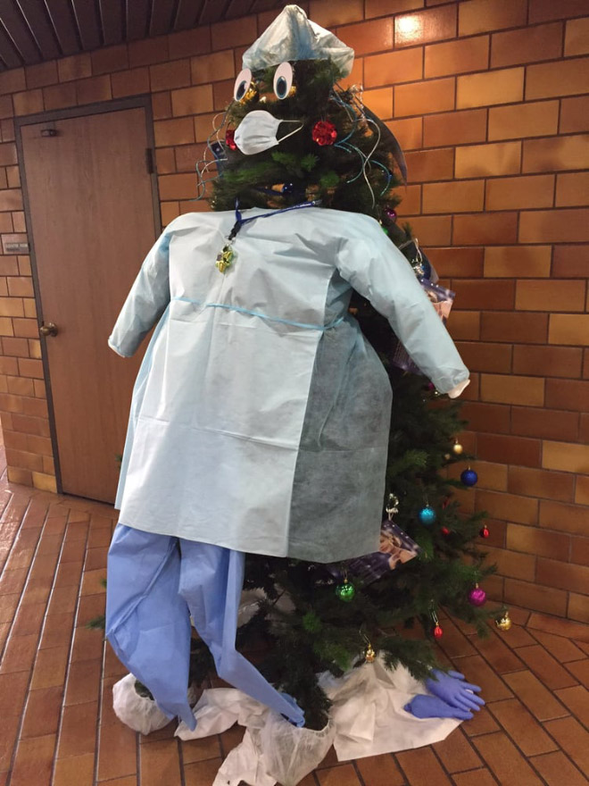 Brillante decoración navideña del hospital.