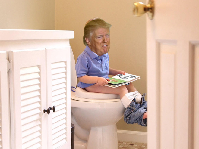 Trump hizo una foto como un niño pequeño.