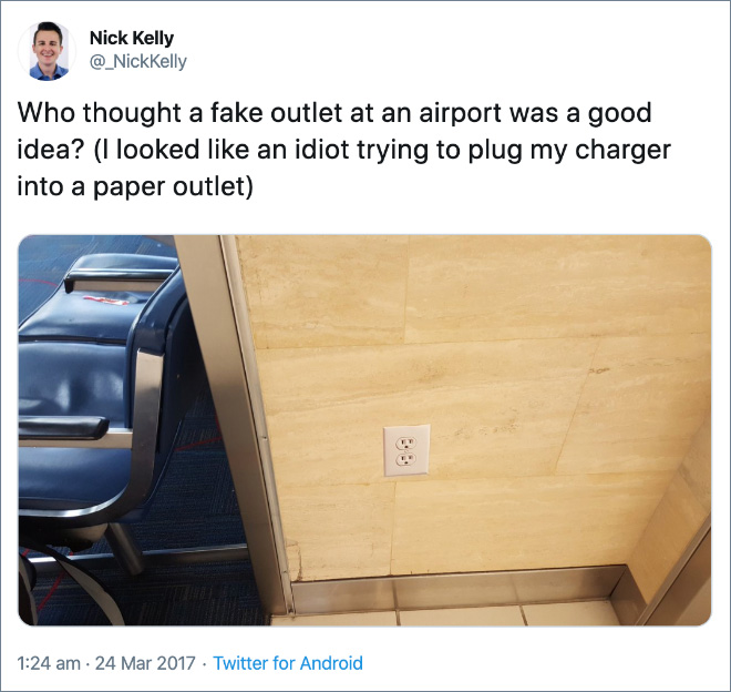 ¿Quién pensó que una salida falsa en un aeropuerto era una buena idea? (Parecía un idiota tratando de conectar mi cargador a una toma de papel)
