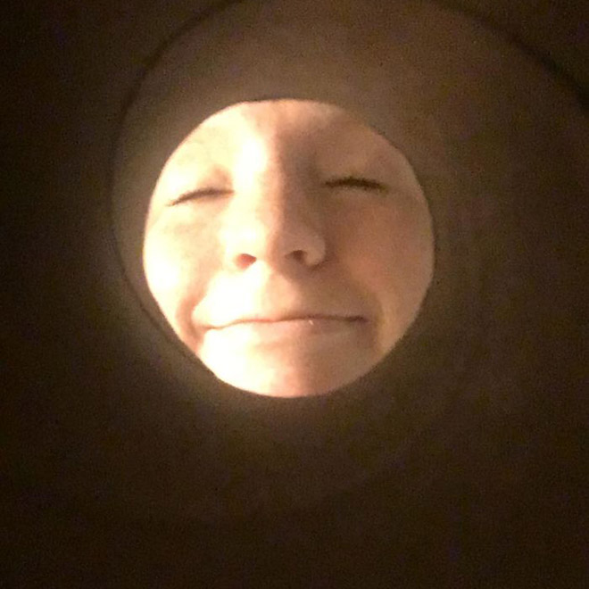 Foto tomada a través de un rollo de papel higiénico para parecerse a la Luna.