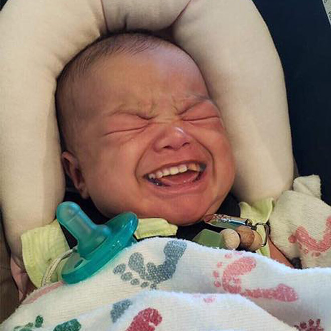 Los bebés con dientes adultos se ven realmente aterradores.
