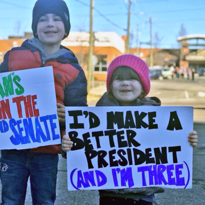 Los niños hacen los mejores signos de protesta.