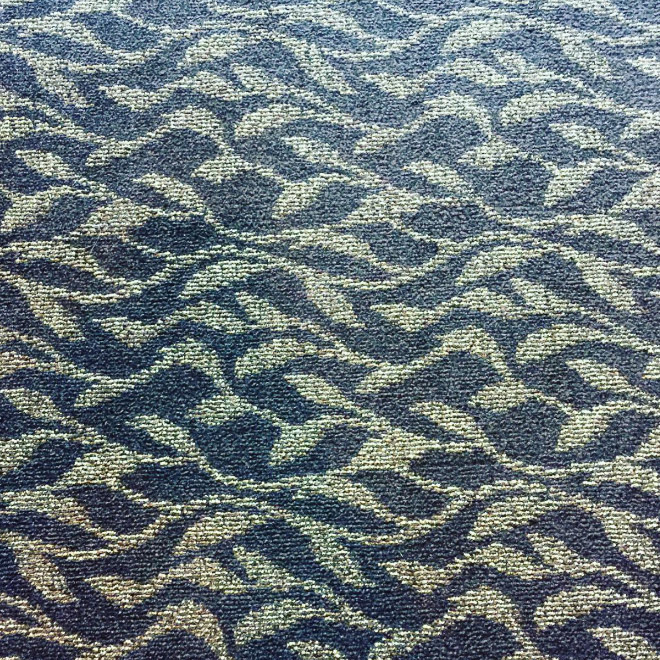 Aburrida alfombra del hotel.