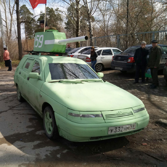 A los rusos les gusta mucho convertir sus coches en tanques.