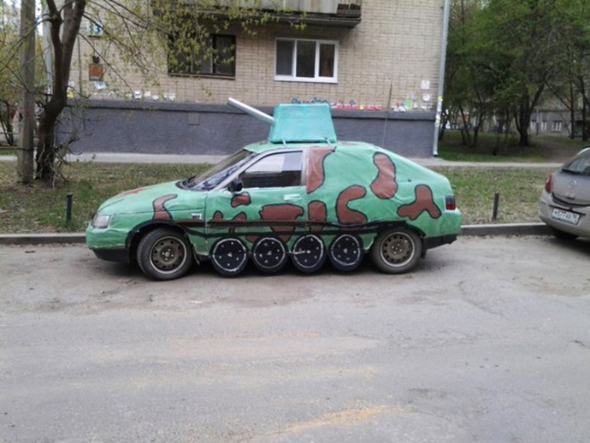 A los rusos les gusta mucho convertir sus coches en tanques.