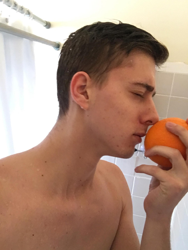 Ducharse con una naranja.