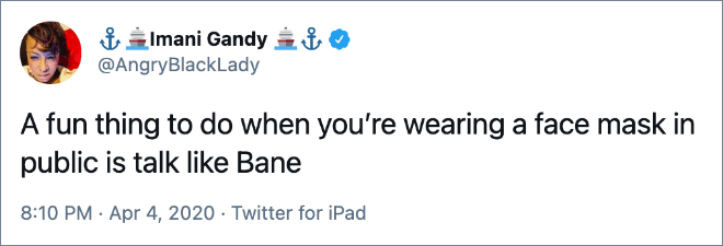 Algo divertido que se puede hacer cuando se usa una mascarilla en público es hablar como Bane.