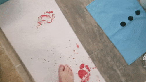 Maldita alfombra de baño que cambia de color.