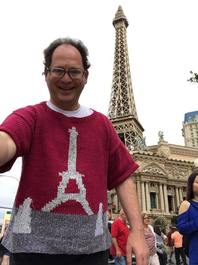 Este chico lleva un suéter que hace juego con el lugar que está visitando.
