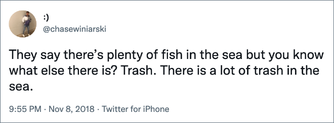 Dicen que hay muchos peces en el mar, pero ¿sabes qué más?  Bote de basura.  Hay mucha basura en el mar.