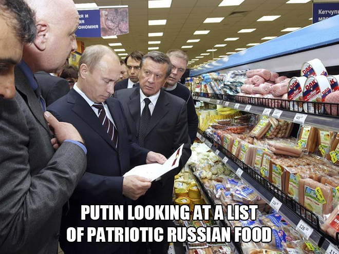 poutine mirando una lista de platos patrióticos rusos.