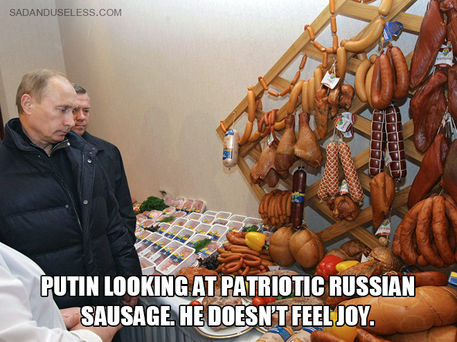Putin mirando la salchicha rusa patriótica.  No siente alegría.