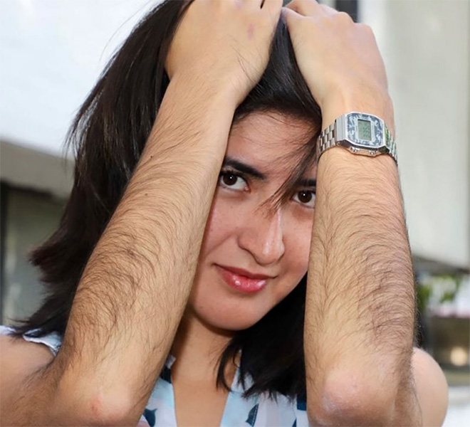 Algunas mujeres tienen los brazos muy peludos.