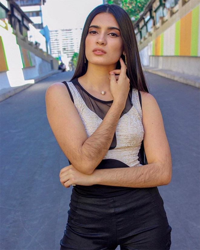 Mujer de brazos muy peludos.