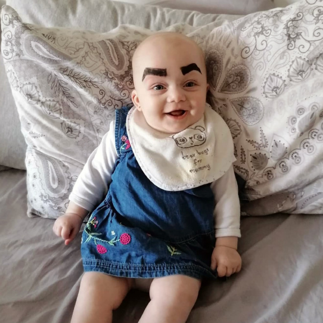 ¿Bebés con las cejas pintadas?  ¡Brillante idea!