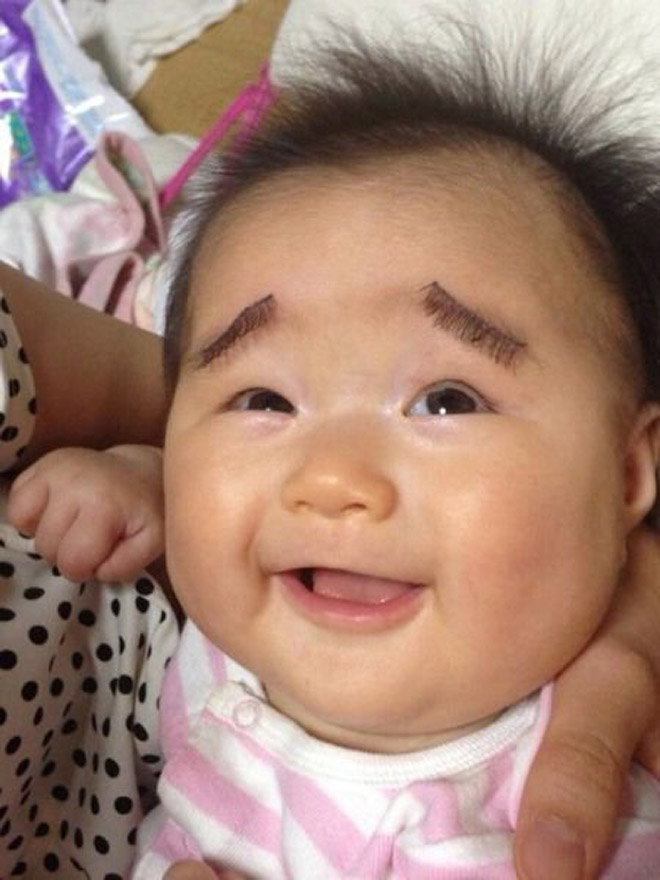 ¿Bebés con las cejas pintadas?  ¡Brillante idea!