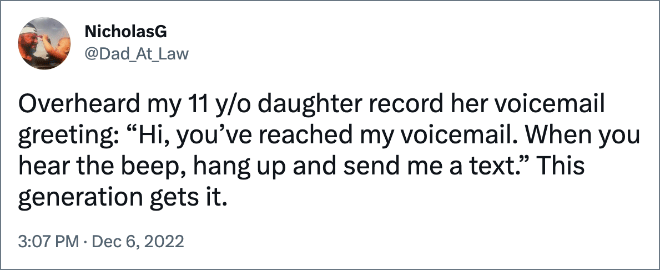 Escuché a mi hija de 11 años grabar su saludo de correo de voz: “Hola, se comunicó con mi correo de voz.  Cuando escuches el pitido, cuelga y envíame un mensaje de texto.  Esta generación entiende.