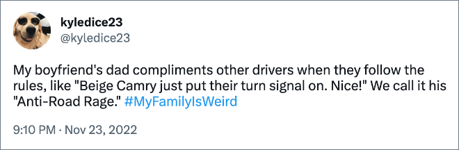 El papá de mi novio felicita a otros conductores cuando siguen las reglas, como "El Camry beige acaba de encender la señal de giro.  ¡Bien!" Lo llamamos sonido "Rabia anti-carretera." #MiFamiliaEsRara