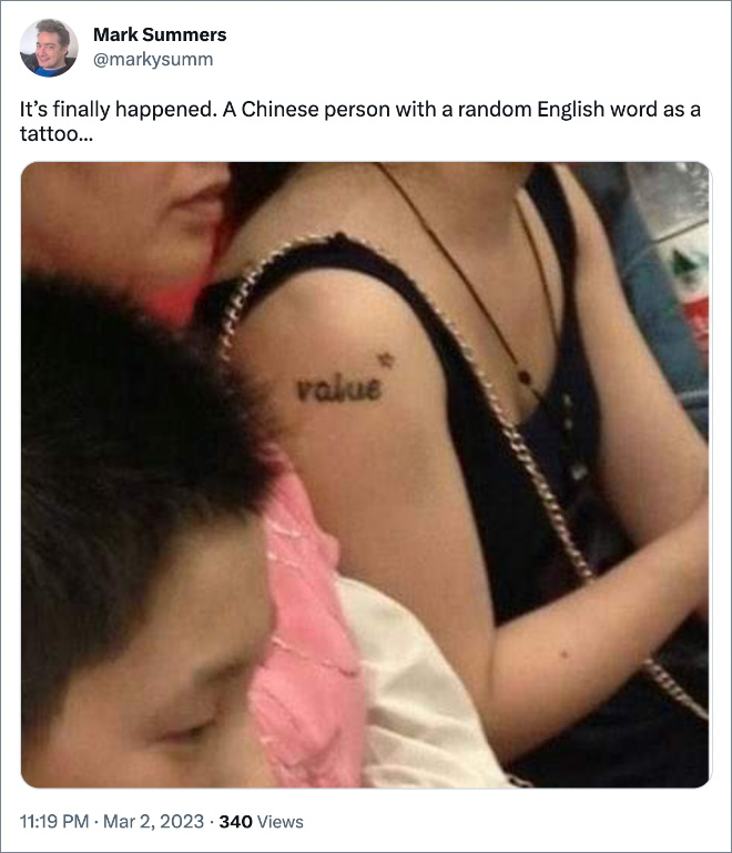 Finalmente sucedió.  Una persona china con una palabra inglesa al azar como tatuaje...